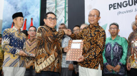 Ketua Umum SMSI Pusat, Drs. Firdaus (kiri) berjabat tangan dengan Ketua SMSI Jatim, Sokip, SH.MH
