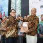 Ketua Umum SMSI Pusat, Drs. Firdaus (kiri) berjabat tangan dengan Ketua SMSI Jatim, Sokip, SH.MH
