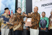 Ketua Umum SMSI Pusat, Drs. Firdaus (kiri) berjabat tangan dengan Ketua SMSI Jatim, Sokip, SH.MH