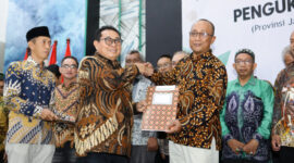 Ketua Umum SMSI Pusat, Drs. Firdaus (kiri) berjabat tangan dengan Ketua SMSI Jatim, Sokip, SH.MH