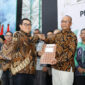 Ketua Umum SMSI Pusat, Drs. Firdaus (kiri) berjabat tangan dengan Ketua SMSI Jatim, Sokip, SH.MH