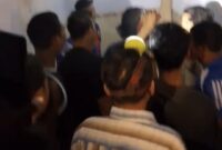 Sejumlah Massa masa di Masalembu saat memberikan dukungan krpada Polsek setempat
