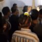 Sejumlah Massa masa di Masalembu saat memberikan dukungan krpada Polsek setempat