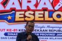 Kacabdindik Jawa Timur Wilayah Sumenep, Dr. Rusliy, M.Pd saat membawakan lagu dalam lomba karaoke antar eselon di Gedung Sabha Nugraha Jatim