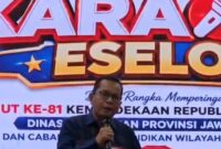 Kacabdindik Jawa Timur Wilayah Sumenep, Dr. Rusliy, M.Pd saat membawakan lagu dalam lomba karaoke antar eselon di Gedung Sabha Nugraha Jatim