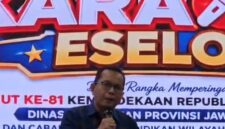 Kacabdindik Jawa Timur Wilayah Sumenep, Dr. Rusliy, M.Pd saat membawakan lagu dalam lomba karaoke antar eselon di Gedung Sabha Nugraha Jatim