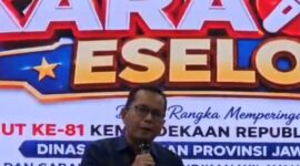 Kacabdindik Jawa Timur Wilayah Sumenep, Dr. Rusliy, M.Pd saat membawakan lagu dalam lomba karaoke antar eselon di Gedung Sabha Nugraha Jatim
