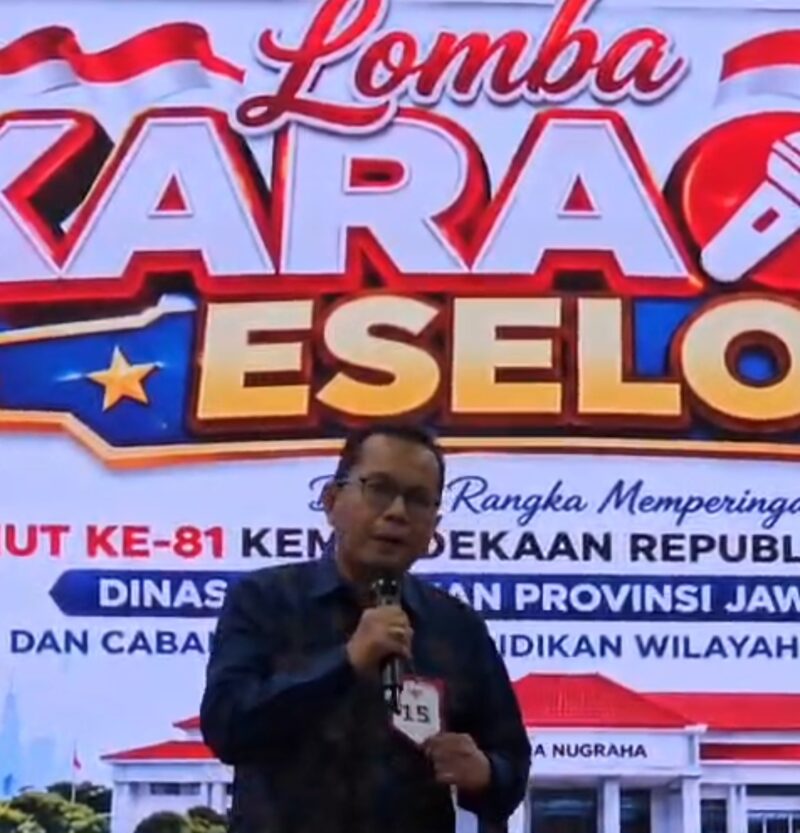 Kacabdindik Jawa Timur Wilayah Sumenep, Dr. Rusliy, M.Pd saat membawakan lagu dalam lomba karaoke antar eselon di Gedung Sabha Nugraha Jatim