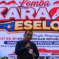 Kacabdindik Jawa Timur Wilayah Sumenep, Dr. Rusliy, M.Pd saat membawakan lagu dalam lomba karaoke antar eselon di Gedung Sabha Nugraha Jatim