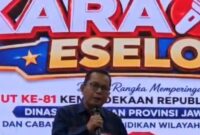 Kacabdindik Jawa Timur Wilayah Sumenep, Dr. Rusliy, M.Pd saat membawakan lagu dalam lomba karaoke antar eselon di Gedung Sabha Nugraha Jatim