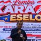Kacabdindik Jawa Timur Wilayah Sumenep, Dr. Rusliy, M.Pd saat membawakan lagu dalam lomba karaoke antar eselon di Gedung Sabha Nugraha Jatim