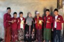 Mahasiswa STITA Posko 05 Bukabu bersama pemilik usaha kripik