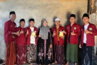 Mahasiswa STITA Posko 05 Bukabu bersama pemilik usaha kripik