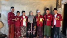 Mahasiswa STITA Posko 05 Bukabu bersama pemilik usaha kripik