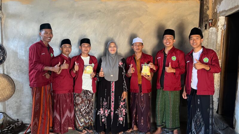 Mahasiswa STITA Posko 05 Bukabu bersama pemilik usaha kripik