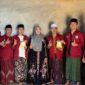 Mahasiswa STITA Posko 05 Bukabu bersama pemilik usaha kripik