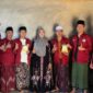 Mahasiswa STITA Posko 05 Bukabu bersama pemilik usaha kripik