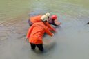 Tim dari Basarnas saat evakuasi korban dari dasar sungai