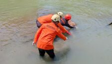 Tim dari Basarnas saat evakuasi korban dari dasar sungai