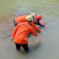Tim dari Basarnas saat evakuasi korban dari dasar sungai