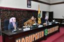 Bupati Fauzi di dampingi Ketua Perwosi Nia Kurnia  Fauzi (paling kanan)