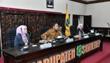Bupati Fauzi di dampingi Ketua Perwosi Nia Kurnia Fauzi (paling kanan)