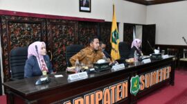 Bupati Fauzi di dampingi Ketua Perwosi Nia Kurnia  Fauzi (paling kanan)