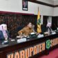Bupati Fauzi di dampingi Ketua Perwosi Nia Kurnia  Fauzi (paling kanan)