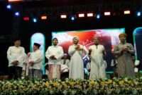 Bupati Fauzi tiga dari kiri saat acara Sumenep Bersholawat 