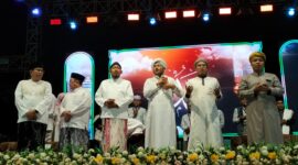 Bupati Fauzi tiga dari kiri saat acara Sumenep Bersholawat 