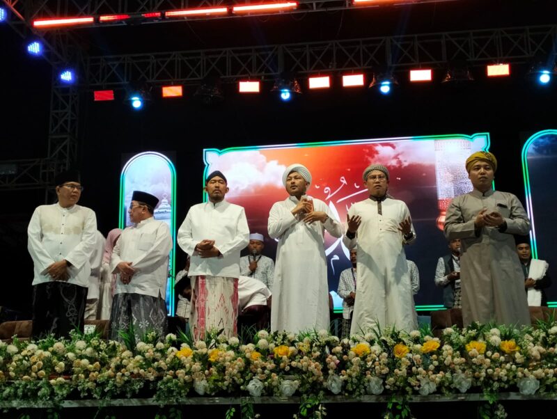 Bupati Fauzi tiga dari kiri saat acara Sumenep Bersholawat 