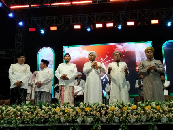 Ribuan Warga dan Pelajar Larut dalam Sumenep Bersholawat, Doakan Daerah Aman dan Berkah