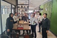 Anggota Polresta Sumenep saat melakukan razia Miras di Cafe Lotus 