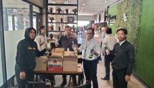 Anggota Polresta Sumenep saat melakukan razia Miras di Cafe Lotus 