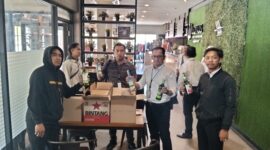Anggota Polresta Sumenep saat melakukan razia Miras di Cafe Lotus 
