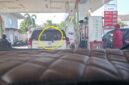 Mobil Toyota Avanza mengisi BBM Pakai Jeriken di Dalam mobil