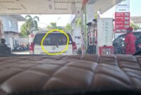 Mobil Toyota Avanza mengisi BBM Pakai Jeriken di Dalam mobil