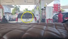 Mobil Toyota Avanza mengisi BBM Pakai Jeriken di Dalam mobil