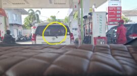 Mobil Toyota Avanza mengisi BBM Pakai Jeriken di Dalam mobil
