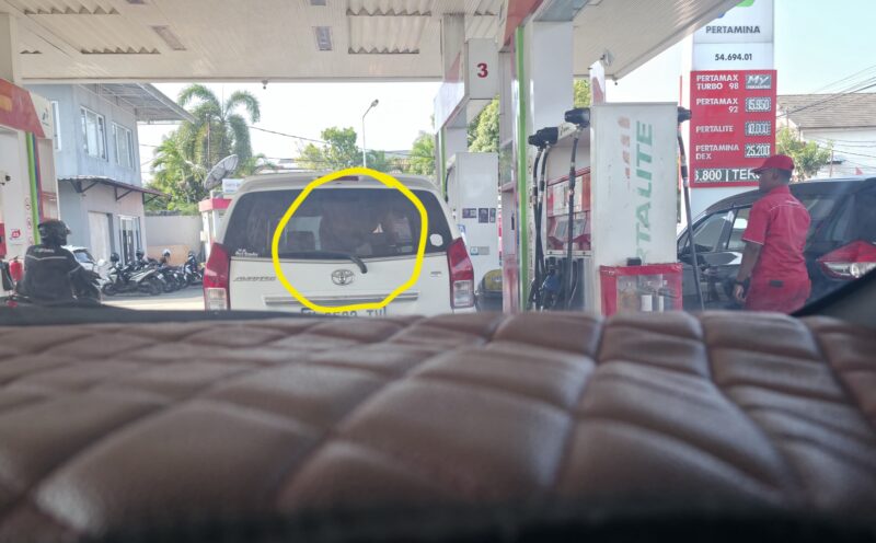 Mobil Toyota Avanza mengisi BBM Pakai Jeriken di Dalam mobil