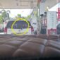 Mobil Toyota Avanza mengisi BBM Pakai Jeriken di Dalam mobil