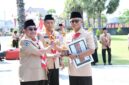 Wabup Sumenep KH. Imam Hasyim (kiri) bersama pengurus Pramuka