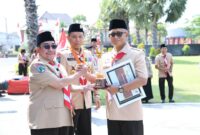 Wabup Sumenep KH. Imam Hasyim (kiri) bersama pengurus Pramuka