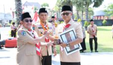 Wabup Sumenep KH. Imam Hasyim (kiri) bersama pengurus Pramuka