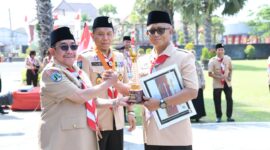 Wabup Sumenep KH. Imam Hasyim (kiri) bersama pengurus Pramuka