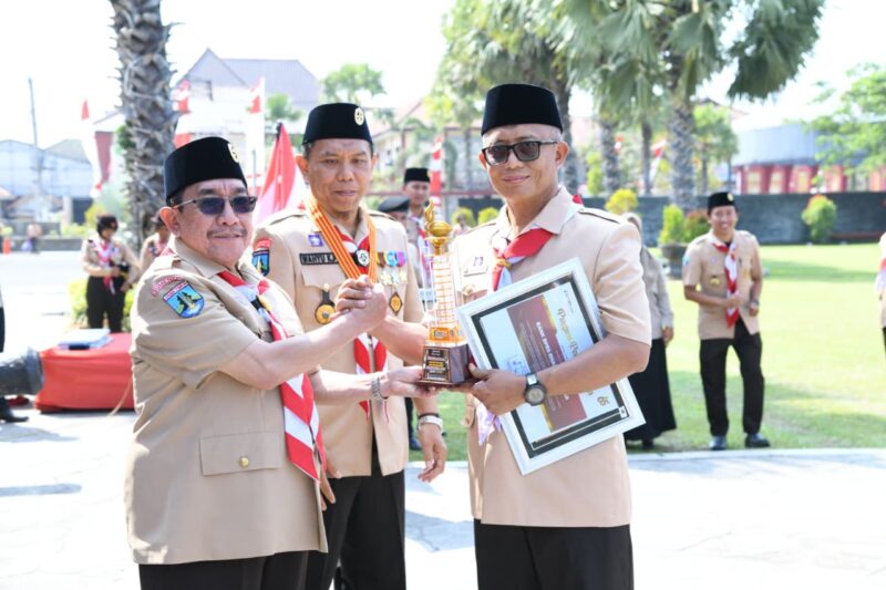 Wabup Sumenep KH. Imam Hasyim (kiri) bersama pengurus Pramuka