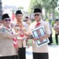 Wabup Sumenep KH. Imam Hasyim (kiri) bersama pengurus Pramuka