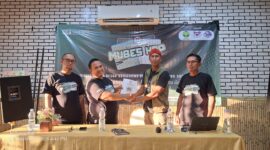 Ketua KPP Sumenep, A. Rahman saat menyerahkan LPJ kepada pengurus
