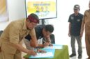 Ketua PWI Pamekasan, Hairul Anam menandatangani MoU bersama Kepala Dinas Perpustakaan dan Arsip M. Tabrani Pamekasan, Munapik di Aula lantai 2 Perpusda, Selasa (15/09/2026) dalam rangkaian acara hari Kunjung Perpustakaan Nasional