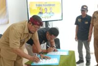 Ketua PWI Pamekasan, Hairul Anam menandatangani MoU bersama Kepala Dinas Perpustakaan dan Arsip M. Tabrani Pamekasan, Munapik di Aula lantai 2 Perpusda, Selasa (15/09/2026) dalam rangkaian acara hari Kunjung Perpustakaan Nasional